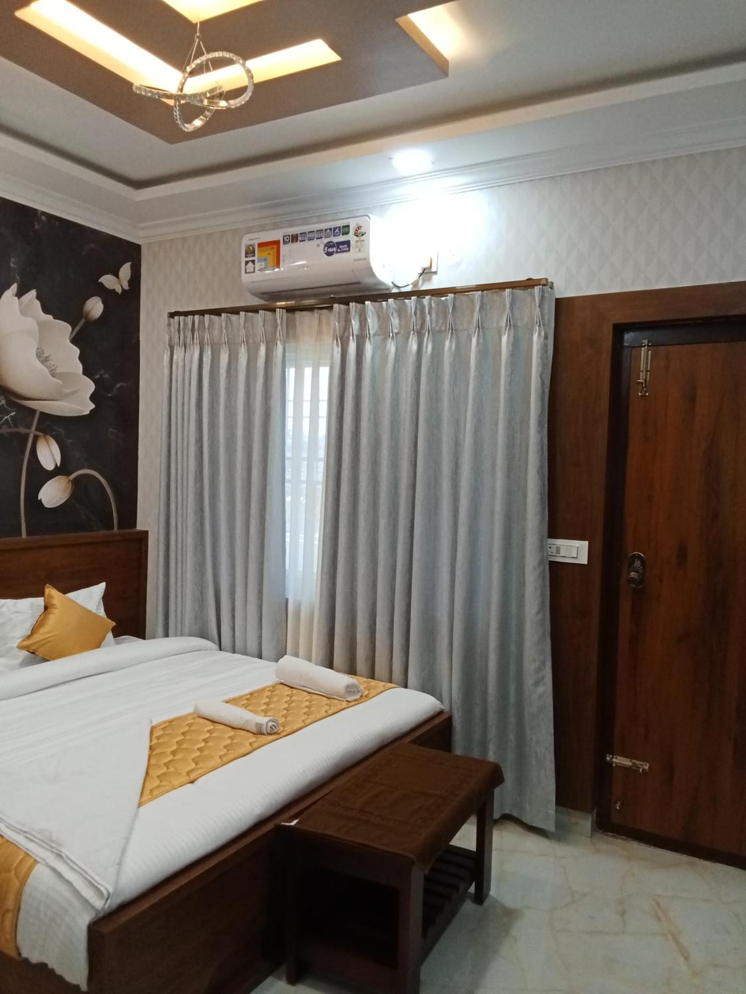 Golden Residency Hotel Kushālnagar Exterior foto